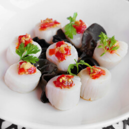 Steamed scallops with garlic and chili sauce