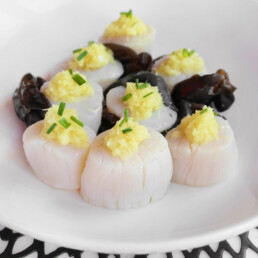 Steamed scallops with ginger sauce